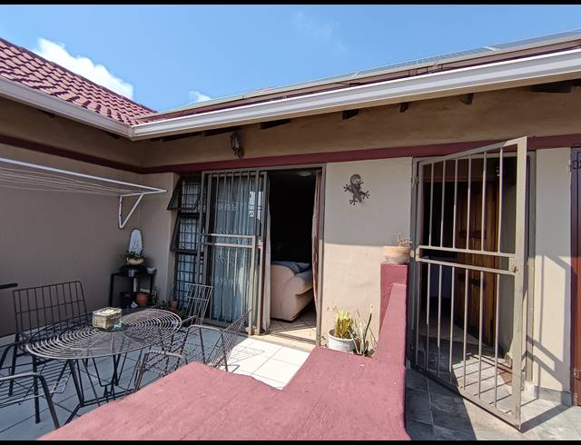 3 BEDROOM TOWNHOUSE FOR SALE IN NEW MARKET PARK